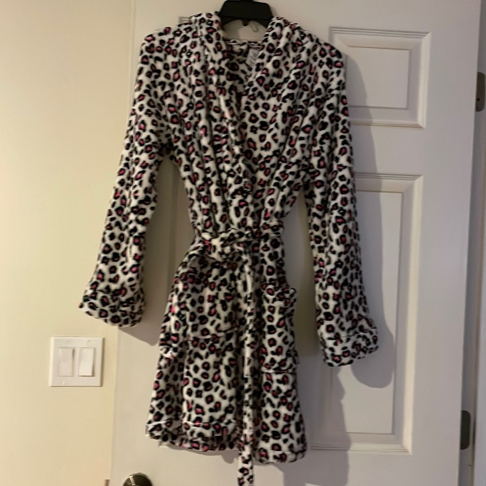 Joe Boxer pink/black leopard print buttery soft robe.